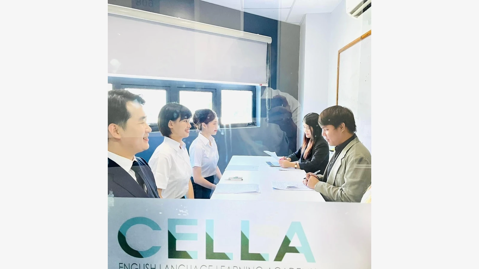 CELLA English Academy官方资料中的学生咨询或工作人员场景