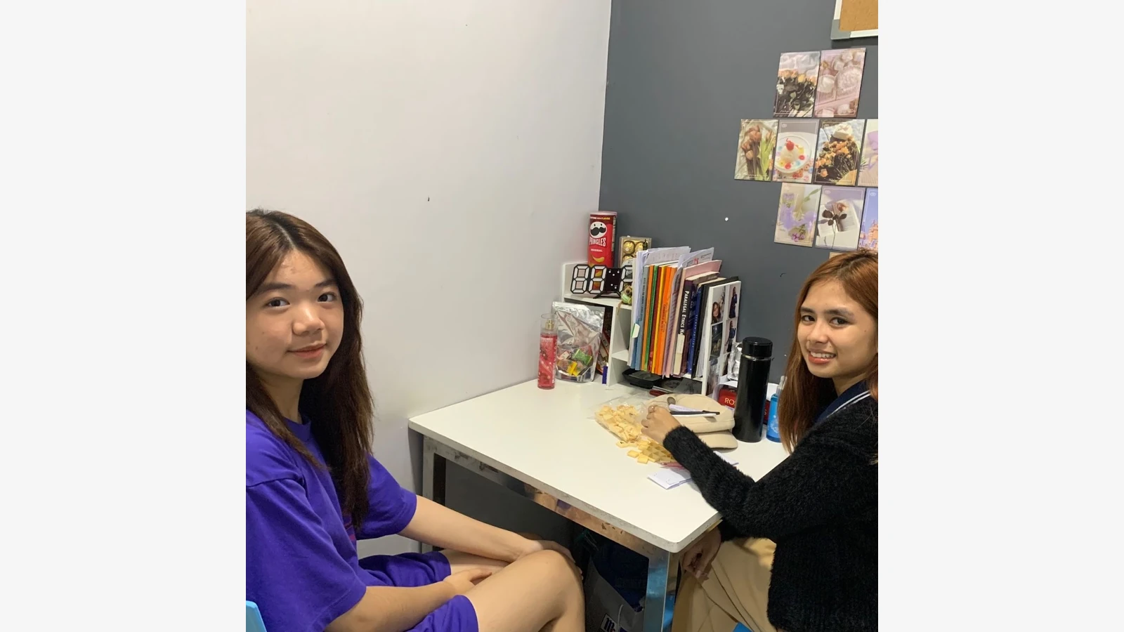 CELLA English Academy官方资料中的学生与工作人员沟通场景