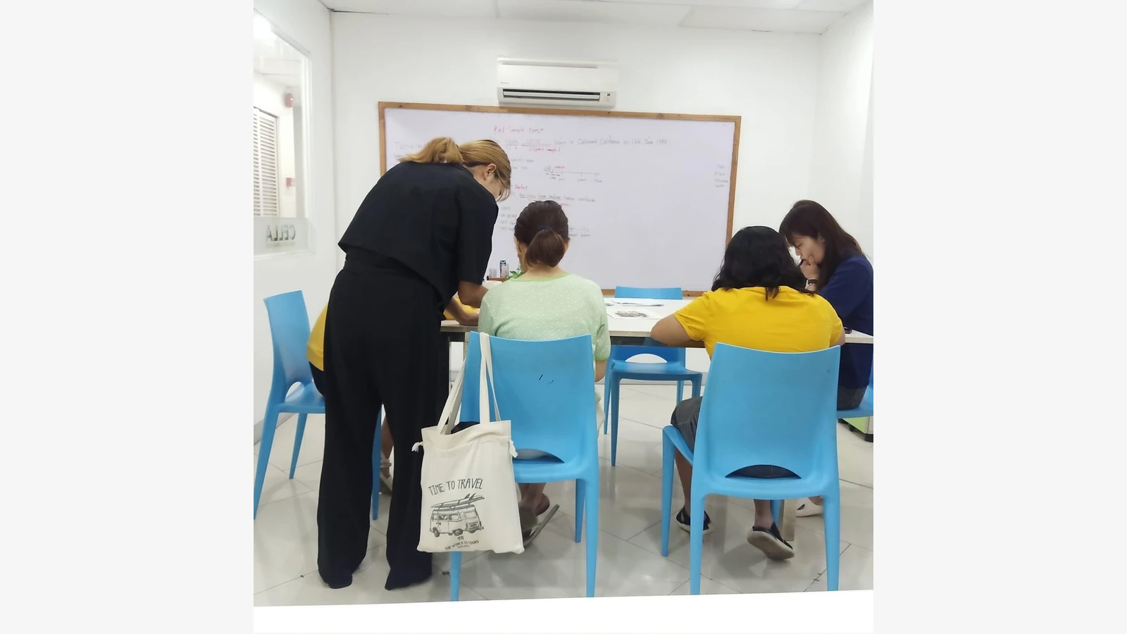 CELLA English Academy官方资料中的学生咨询或工作人员场景