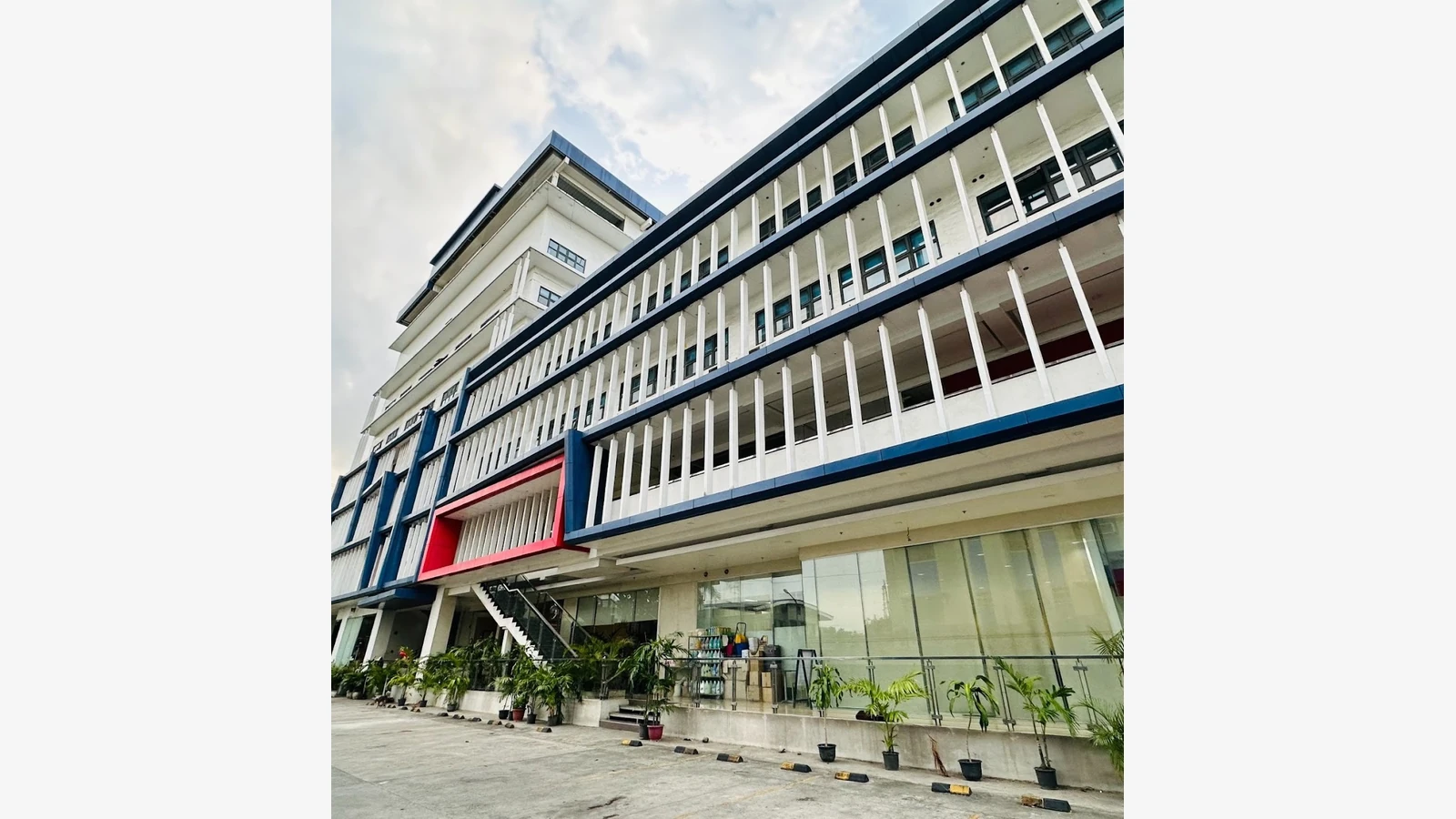 CELLA English Academy官方资料中的学生咨询或工作人员场景