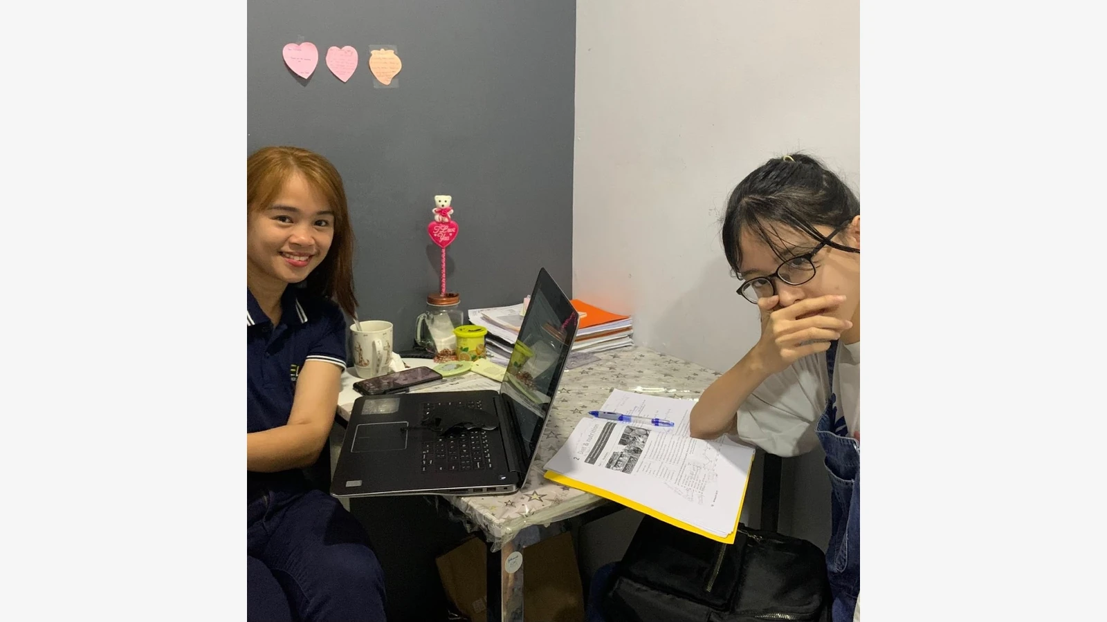 CELLA English Academy官方资料中的学生咨询或工作人员场景