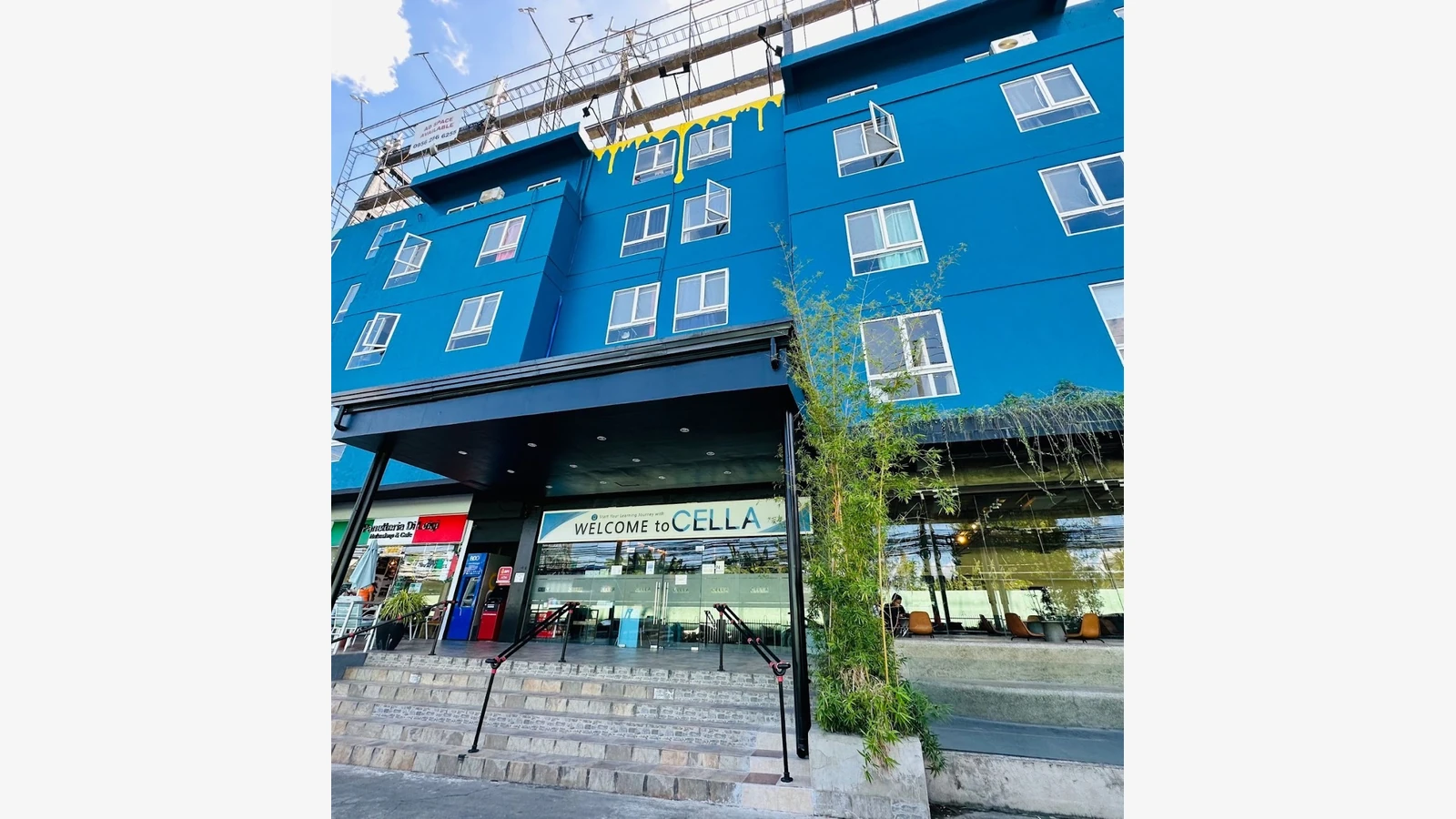 CELLA English Academy官方资料中的学生咨询或工作人员场景