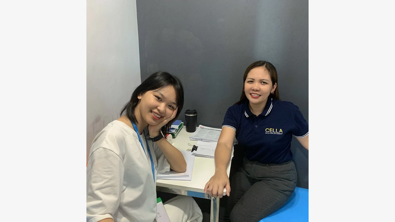 CELLA English Academy官方资料中的学生咨询或工作人员场景