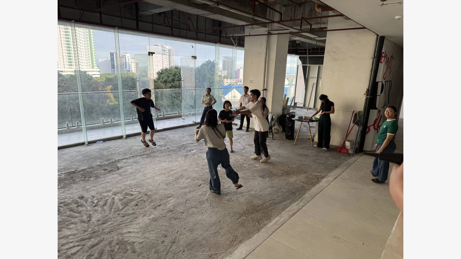 Cebu English School官方资料中的餐厅或供餐场景