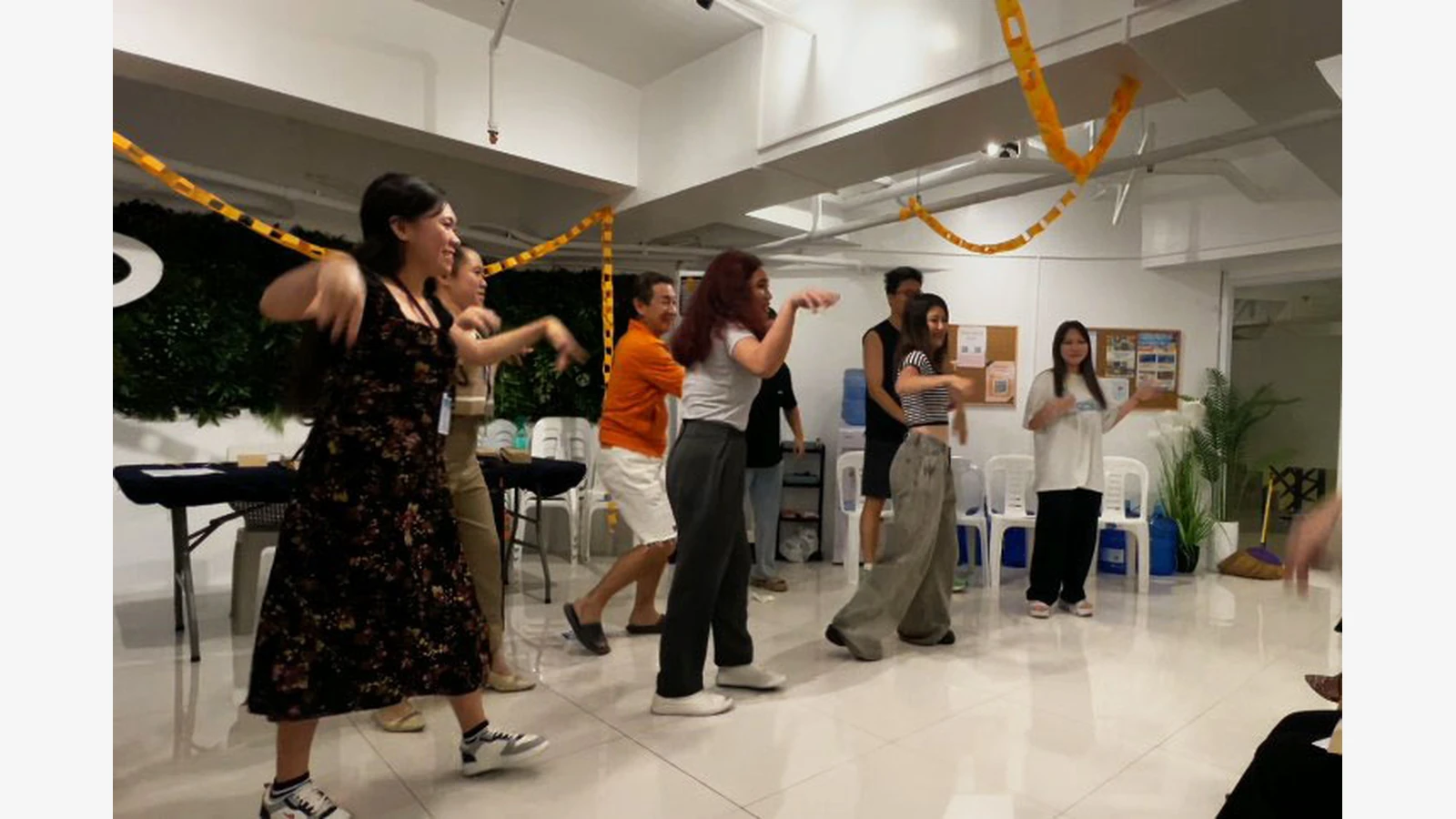 Cebu English School官方资料中的学生咨询或工作人员场景