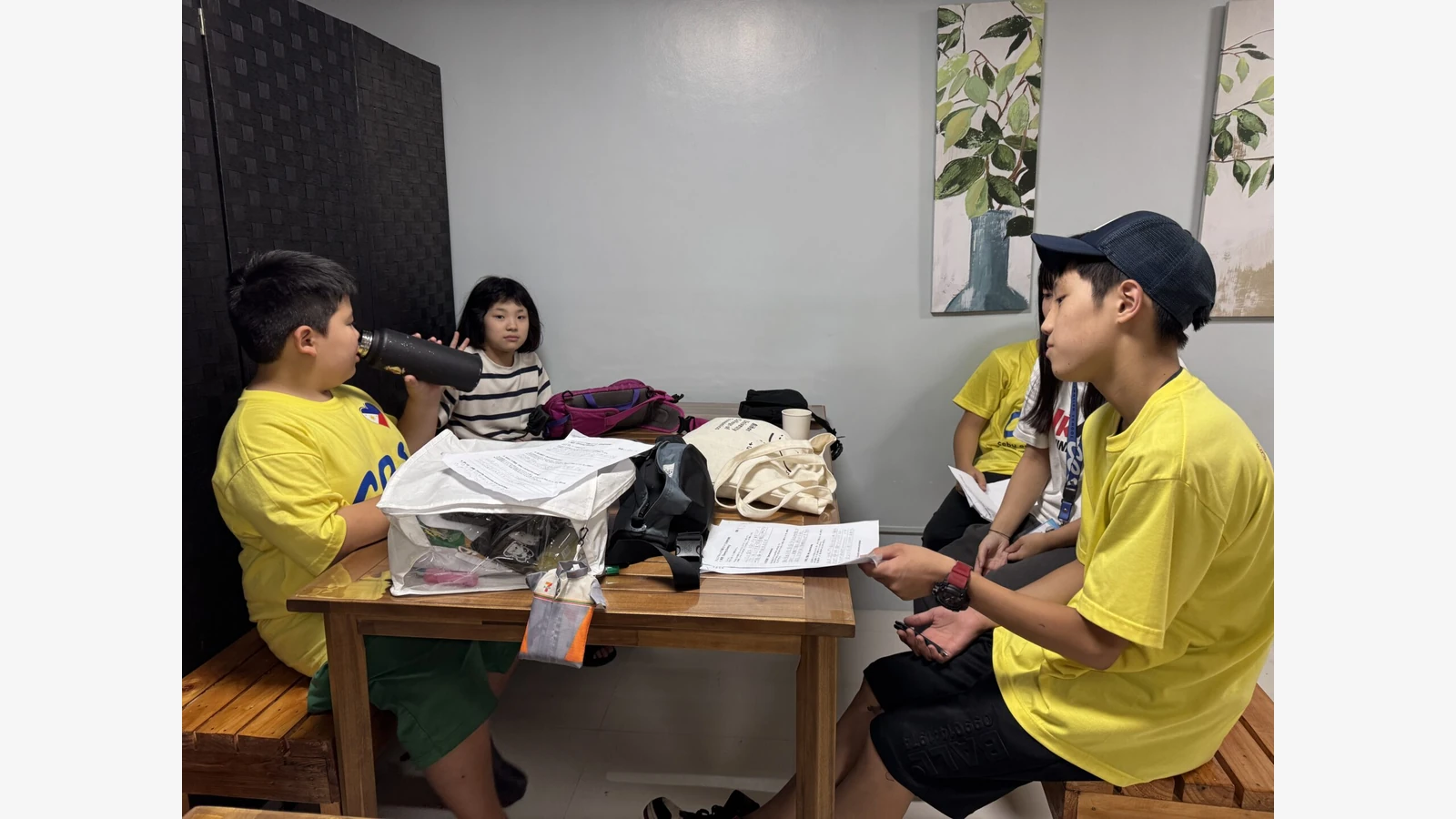 Cebu English School官方资料中的学生休息与工作人员观察场景