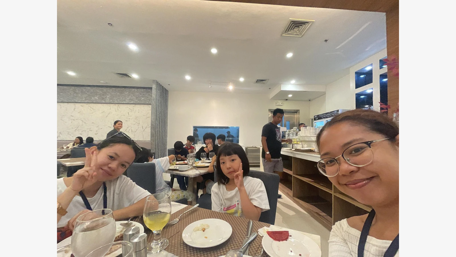 Cebu English School官方资料中的学生咨询或工作人员场景