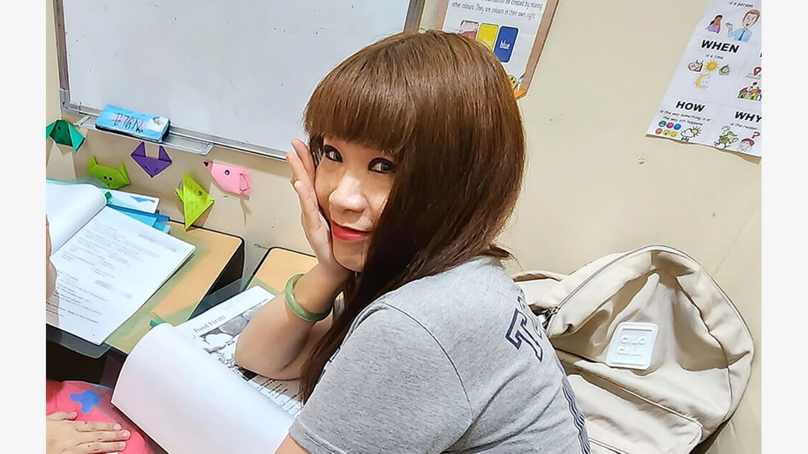 BTES English Academy官方资料中的学生咨询或工作人员场景