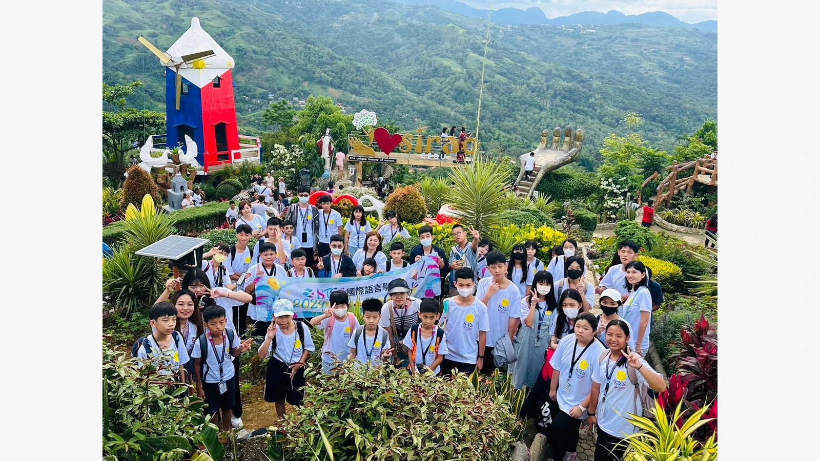 BTES English Academy官方资料中的学生咨询或工作人员场景