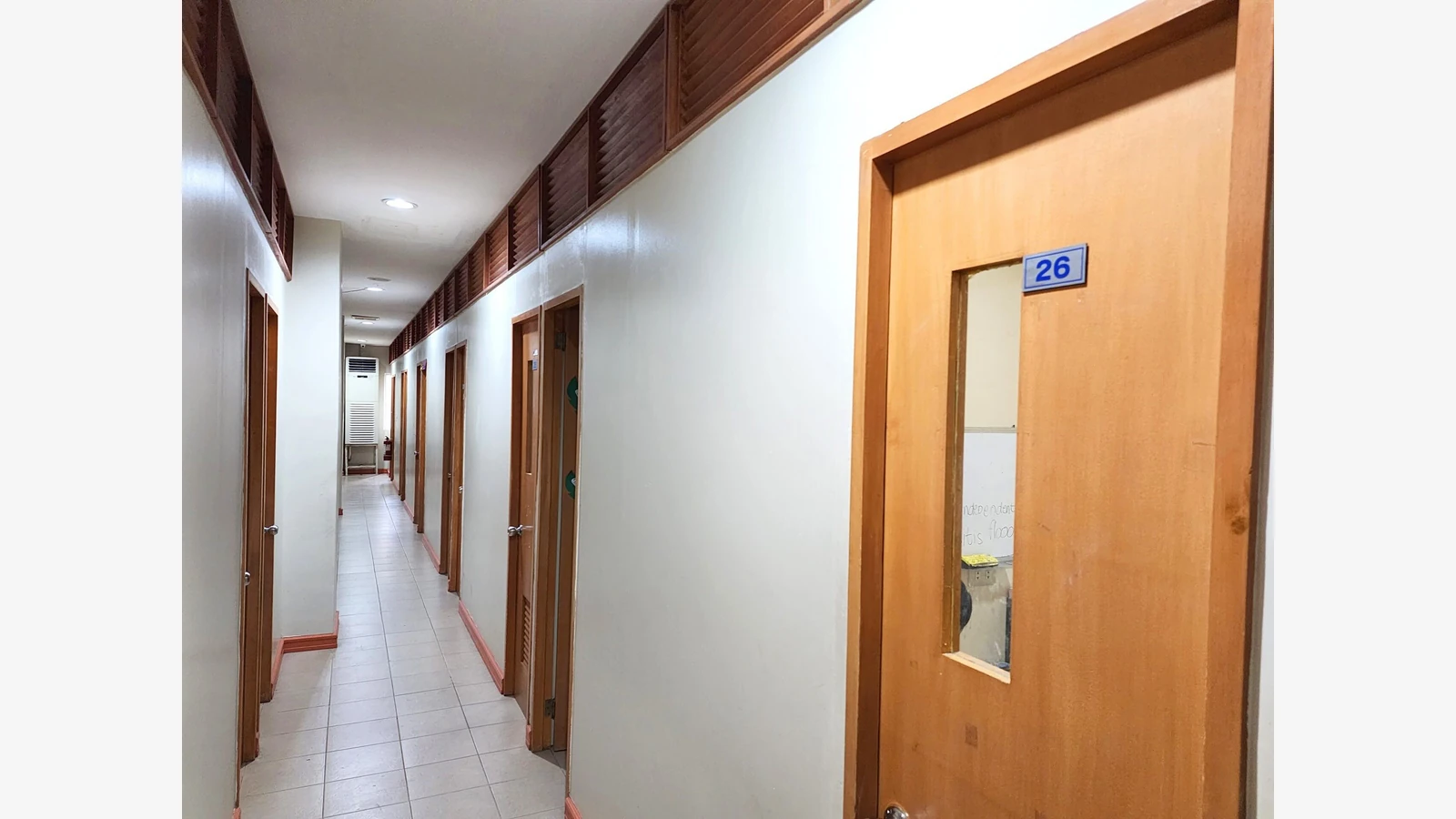 BTES English Academy官方资料中的学生咨询或工作人员场景