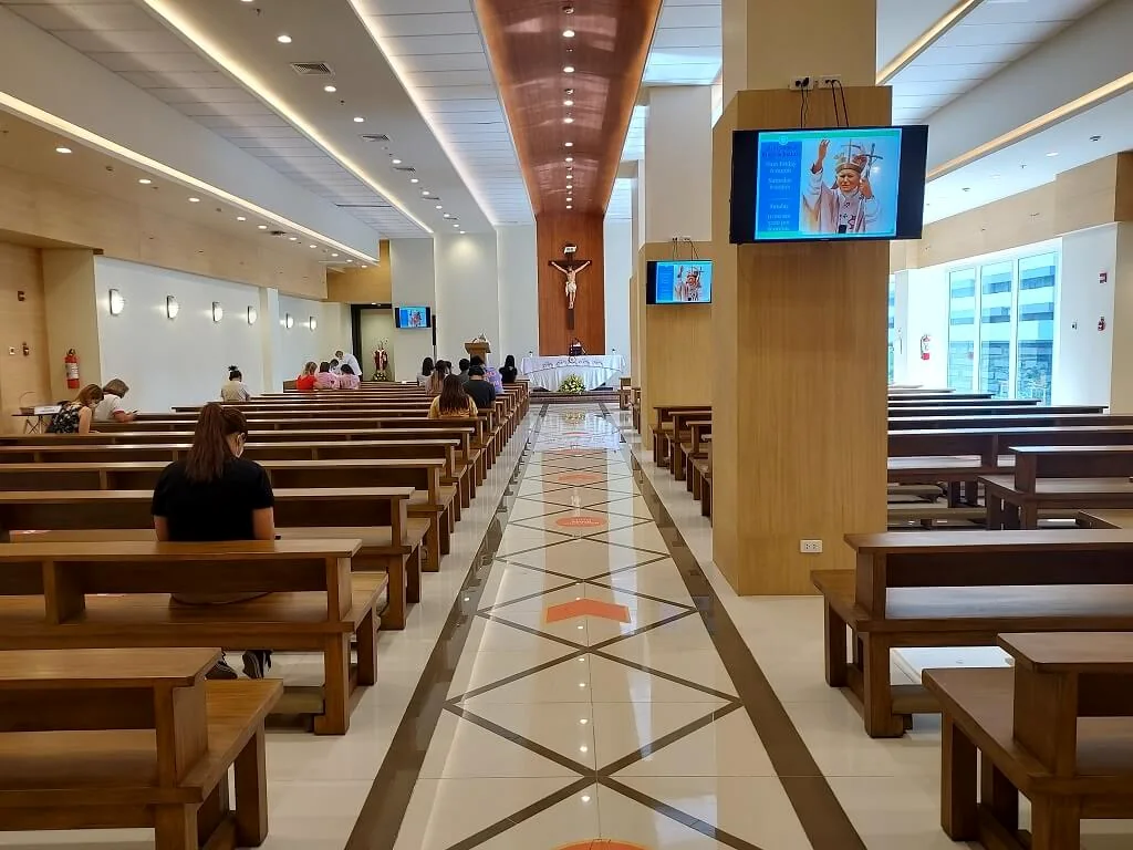 宿务Central Bloc的St. John Paul II Chapel与Corte Garden:商场里的祈祷之处与开放空间