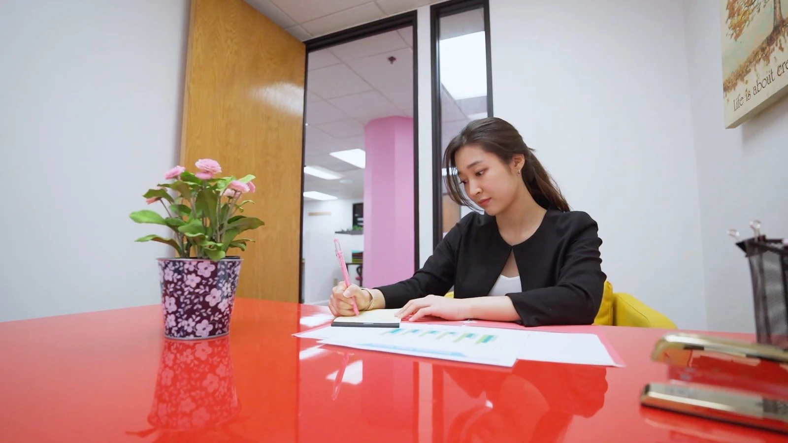 亚洲女性在桌前填写申请材料