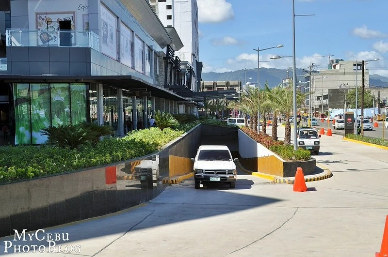 Robinsons Galleria Cebu地下停车场坡道