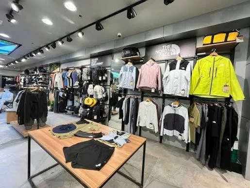 R.O.X.门店内的户外服装与装备区
