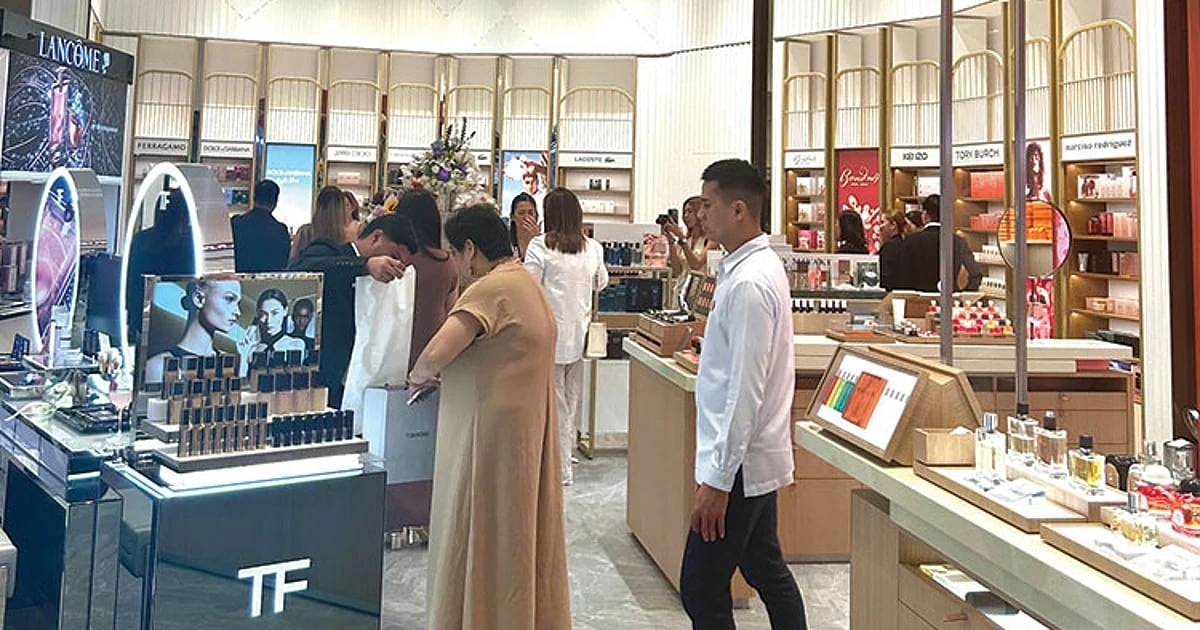 顾客在宿务美妆店比较不同品牌产品