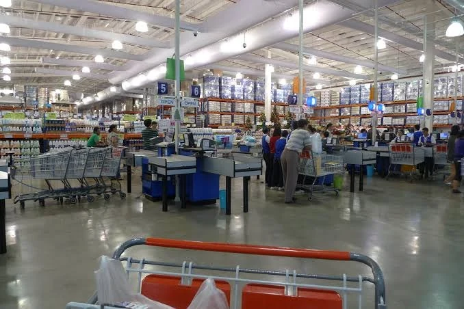 宿务S&R大型商品区与收银区域