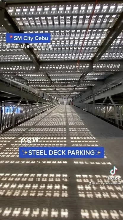 SM City Cebu钢结构停车场的步行通道