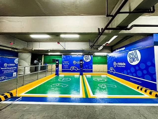 SM City Cebu停车场内的电动汽车充电区