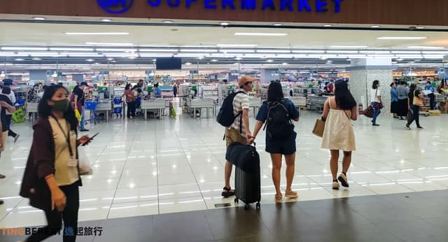 SM City Cebu超市入口前的室内通道与顾客