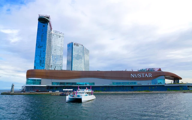 游艇航行在宿务NUSTAR滨水建筑前方