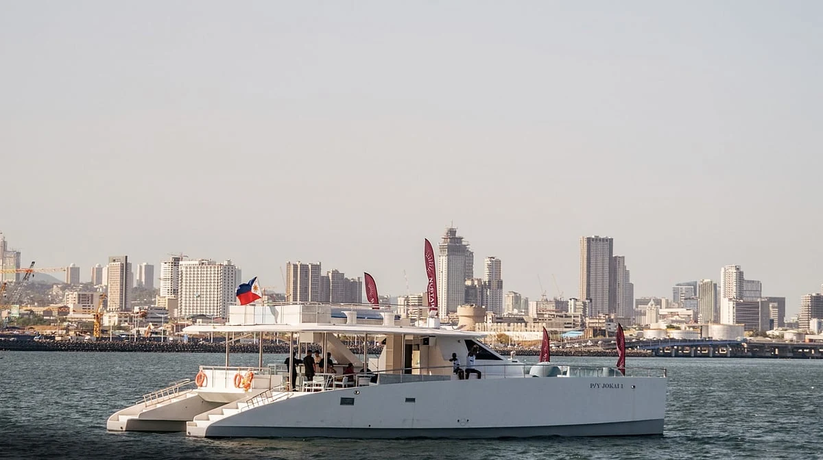 NUSTAR Crucero游艇在宿务海域进行水上航行