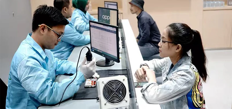 东南亚官方服务中心技术人员当面检查智能手机
