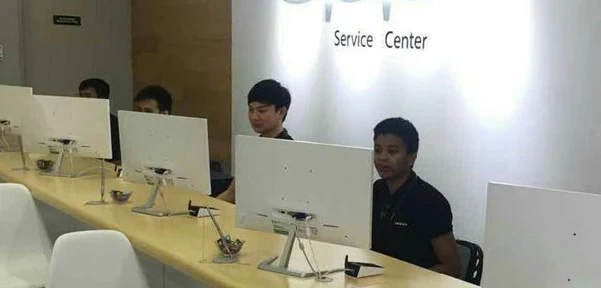 菲律宾手机维修服务柜台与多名工作人员