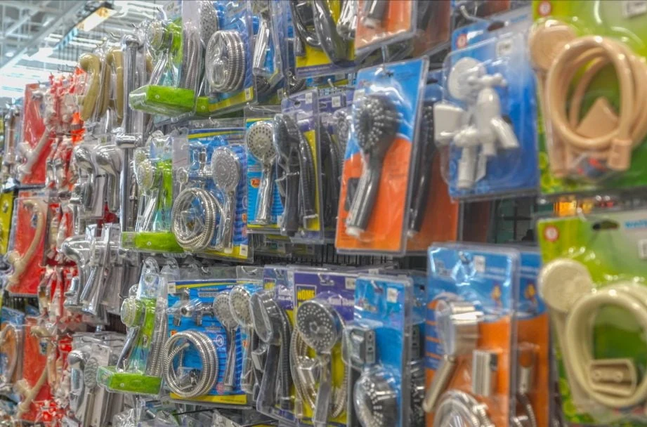 宿务True Value店内多种家居与生活用品陈列