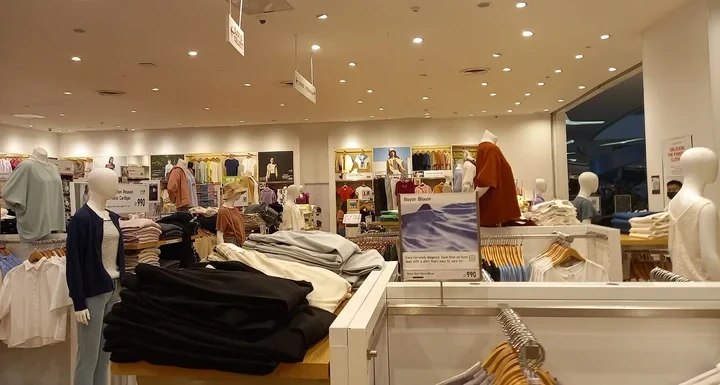 宿务另一家服装店内商品陈列、顾客与试衣动线