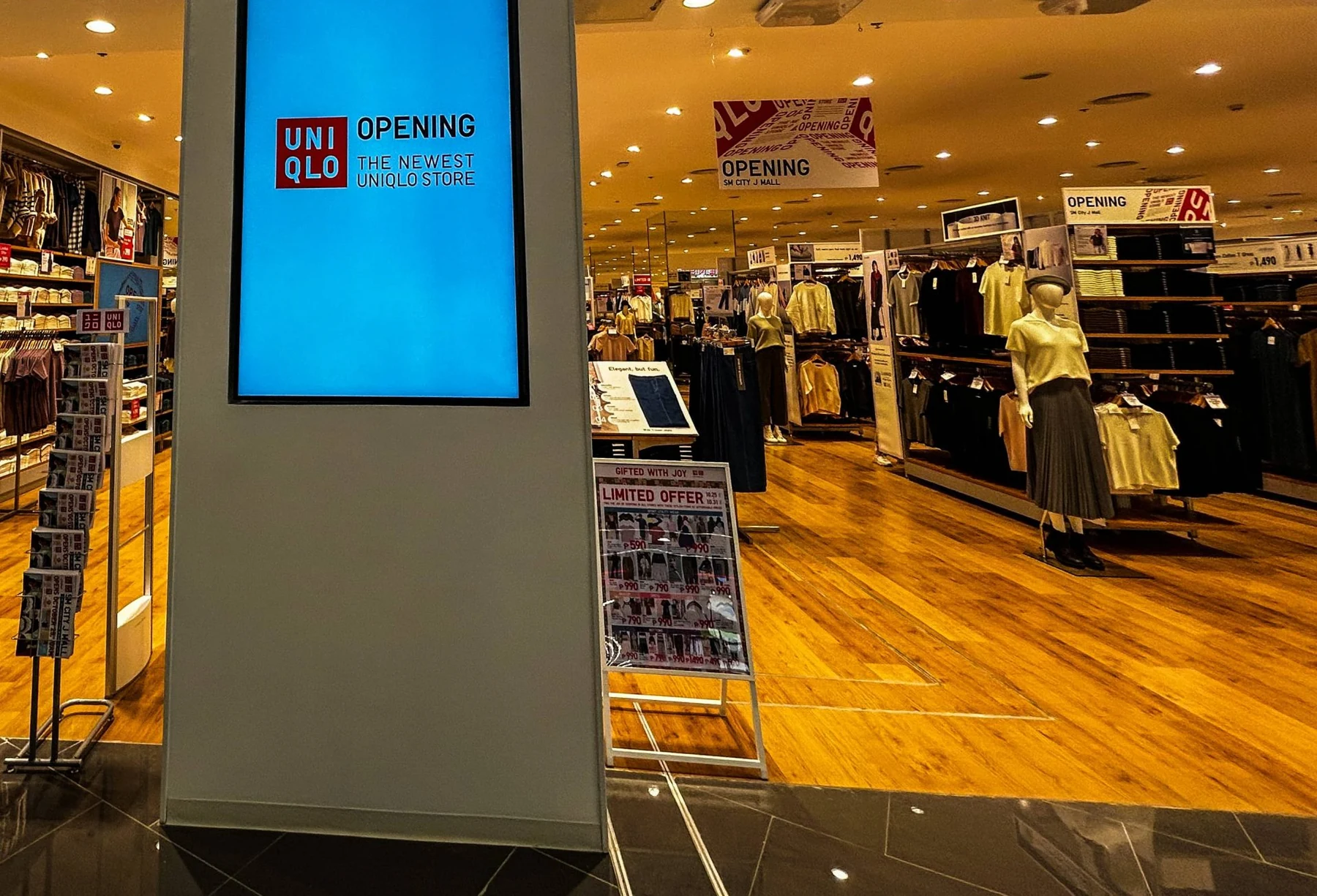SM J Mall服装店内的商品陈列与到店取货区域