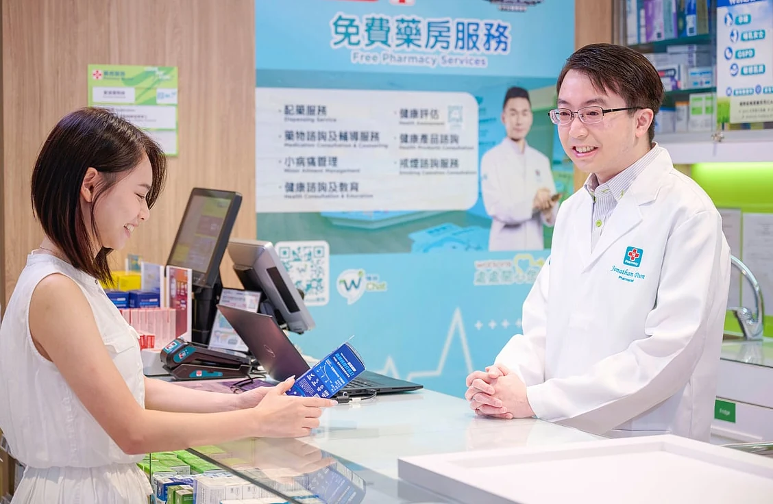 顾客在菲律宾Watsons药房柜台向药剂师咨询