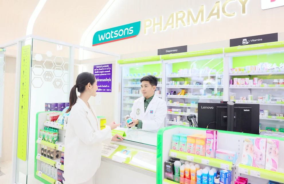菲律宾Watsons药剂师在柜台把商品交给顾客