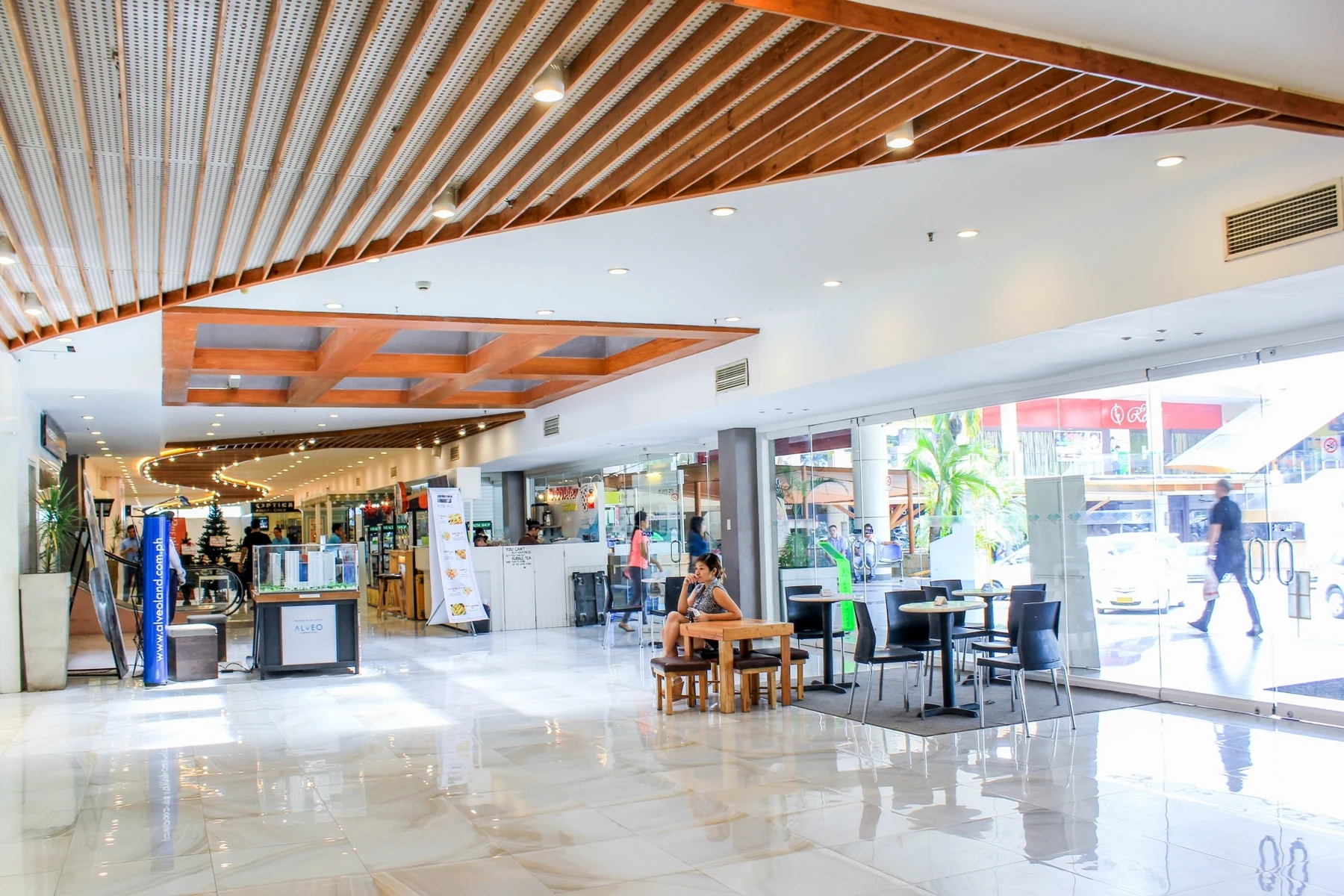 Banilad Town Centre内靠近商店的明亮休息与餐饮空间