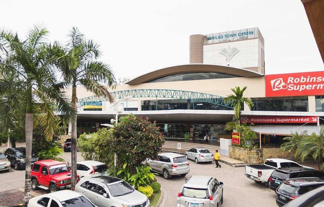 Banilad Town Centre入口、停车区域与主要店铺的位置关系