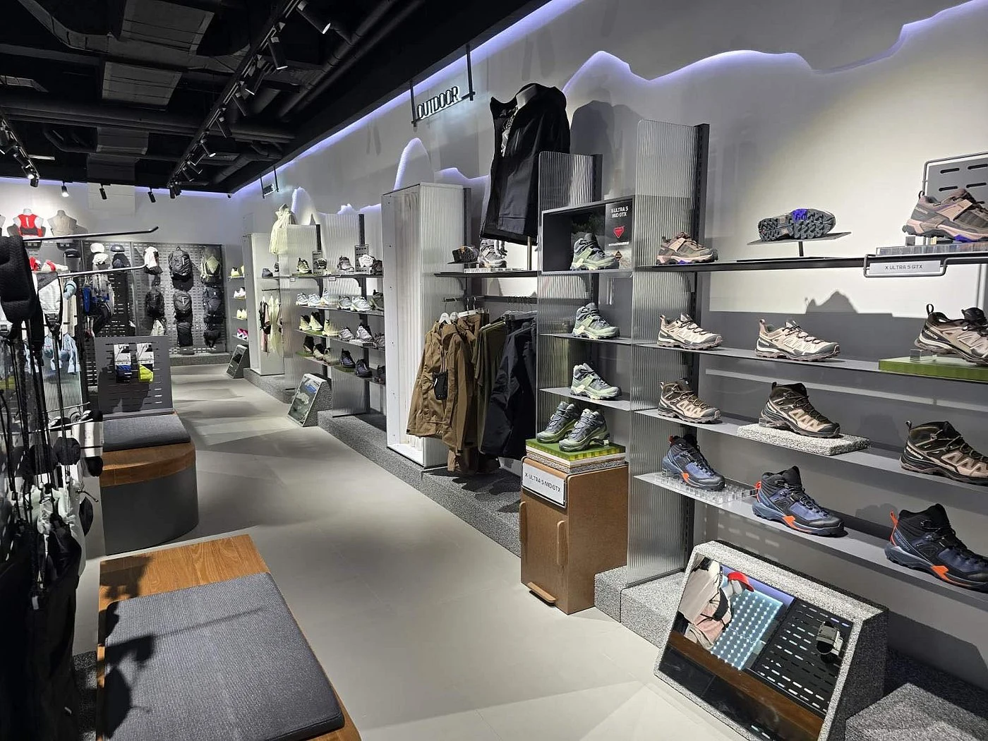 宿务SM J Mall鞋店内带试鞋座椅的鞋类与服装陈列