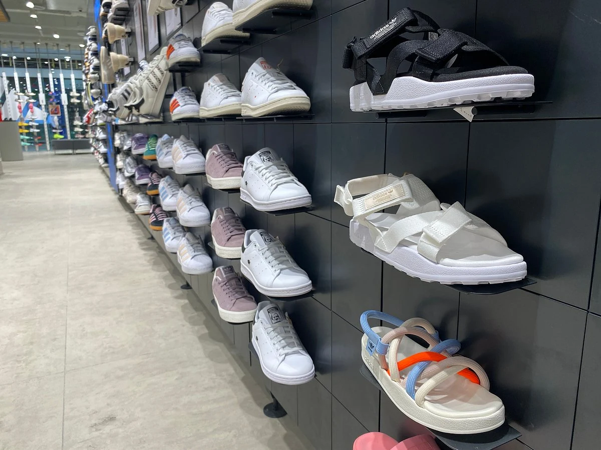 宿务运动用品店内可同时比较多款鞋子的陈列墙