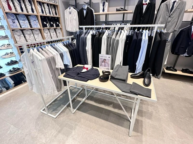 宿务服装店内整齐陈列上衣、裤装与鞋类