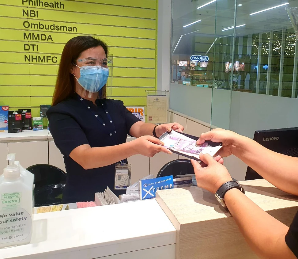 顾客在菲律宾SM人工服务柜台提交付款资料