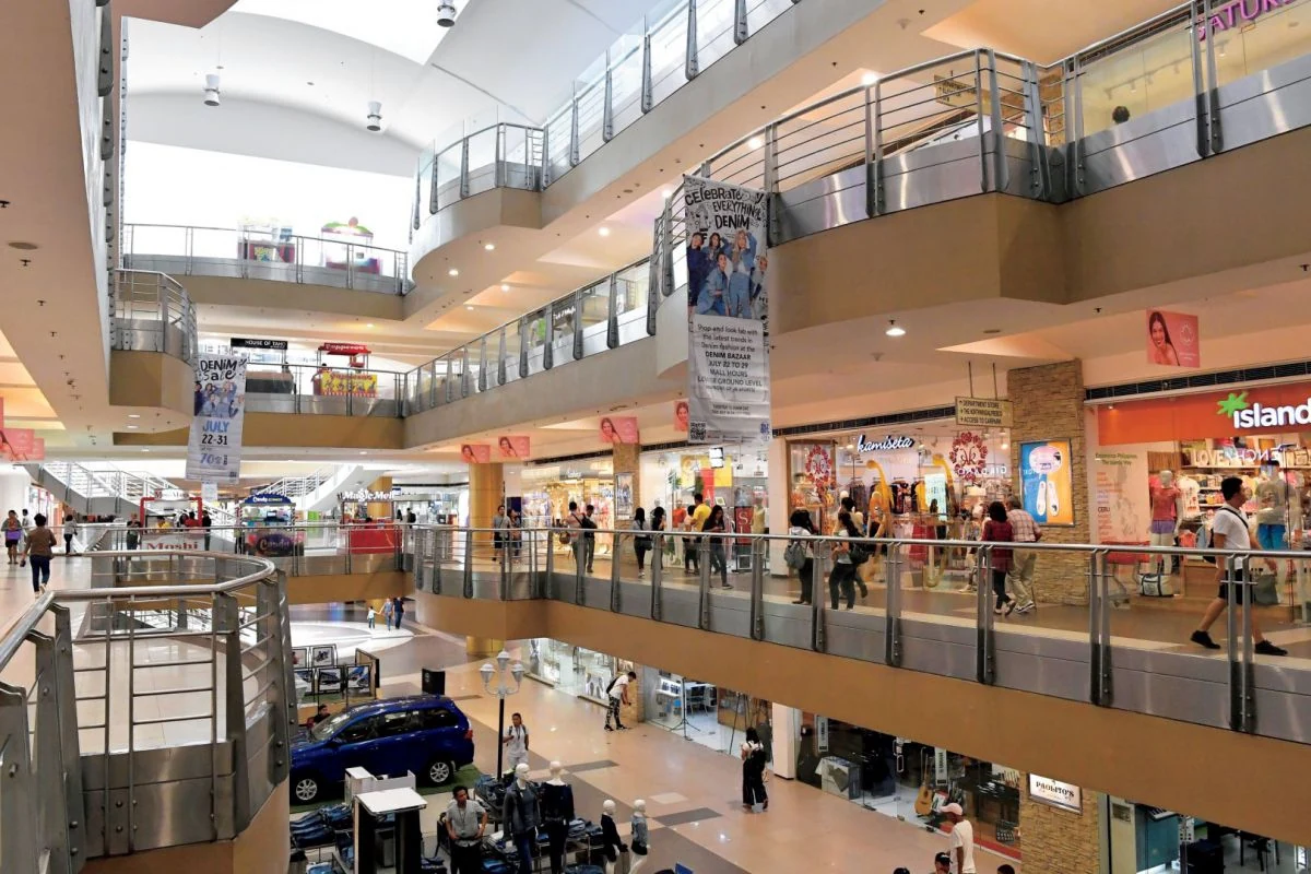 SM City Cebu多层商场内部通道与顾客