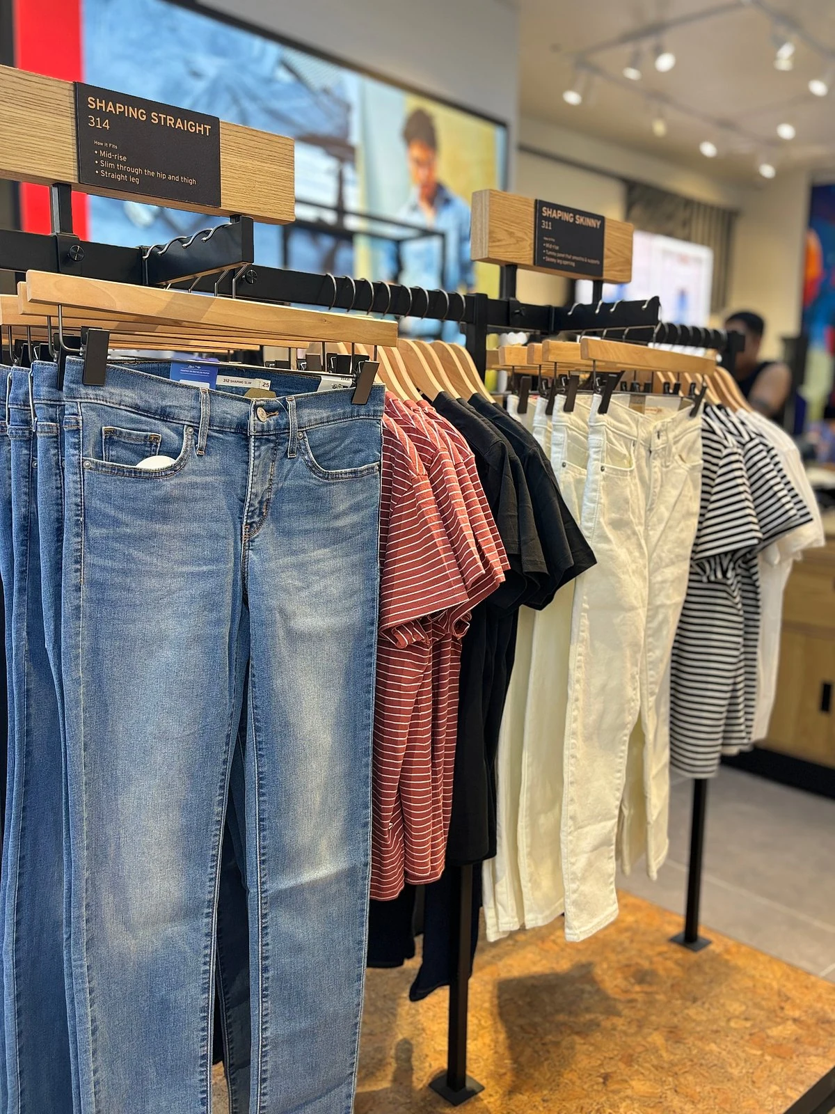 宿务服装店内按款式分类陈列的上衣与裤装