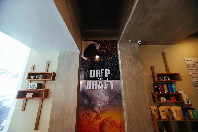 Drip & Draft店内的咖啡器具陈列