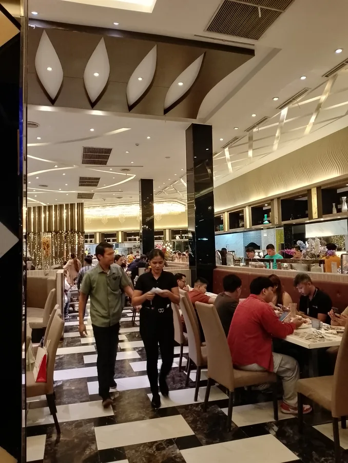 Buffet 101的室内座位区,可帮助了解聚餐空间。