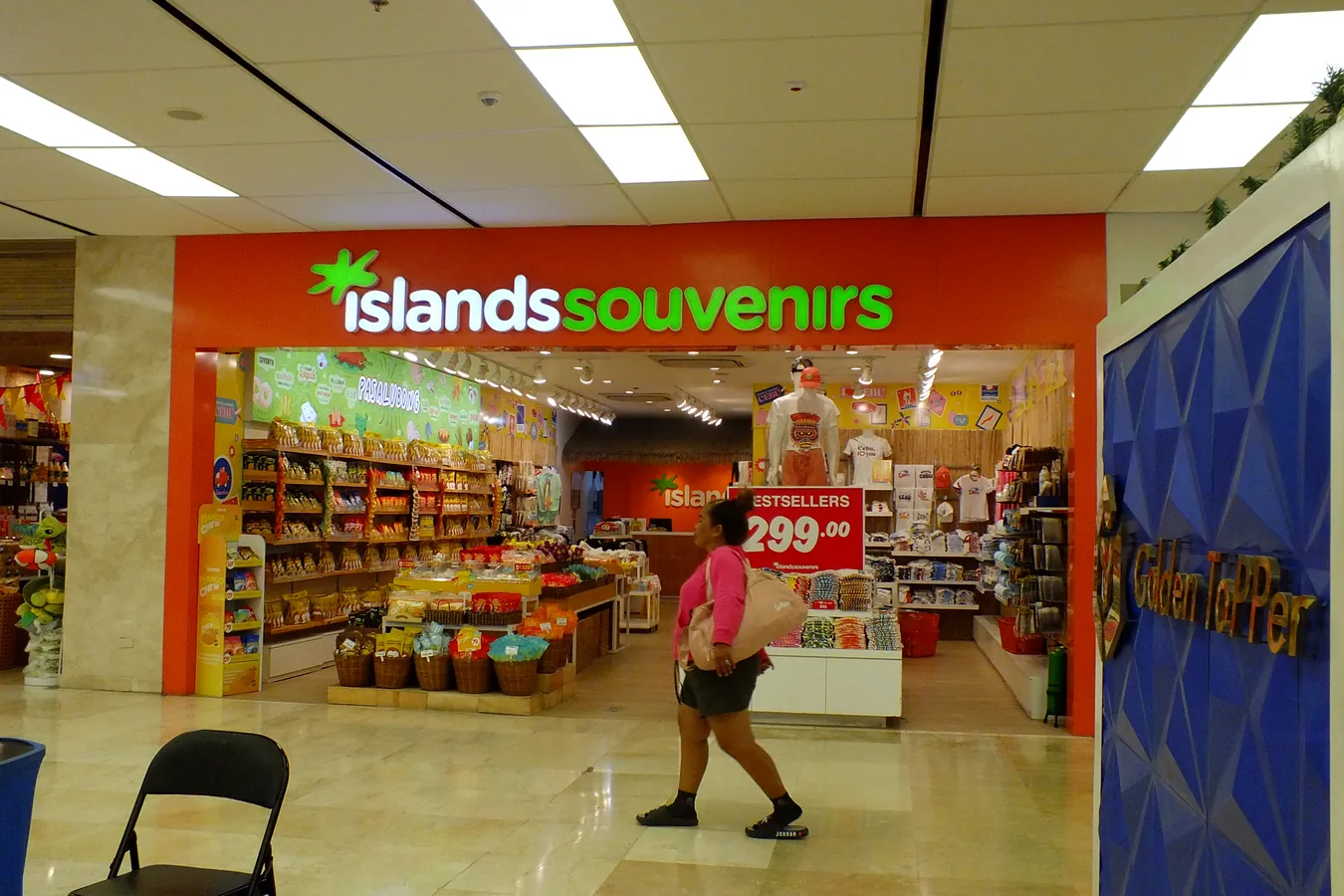 麦克坦-宿务国际机场的Islands Souvenirs店面,展示服饰及伴手礼商品