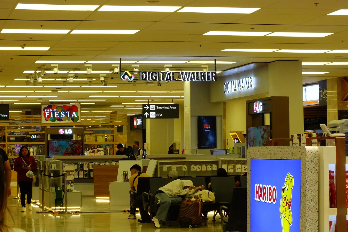 麦克坦-宿务国际机场内Digital Walker的店铺标识