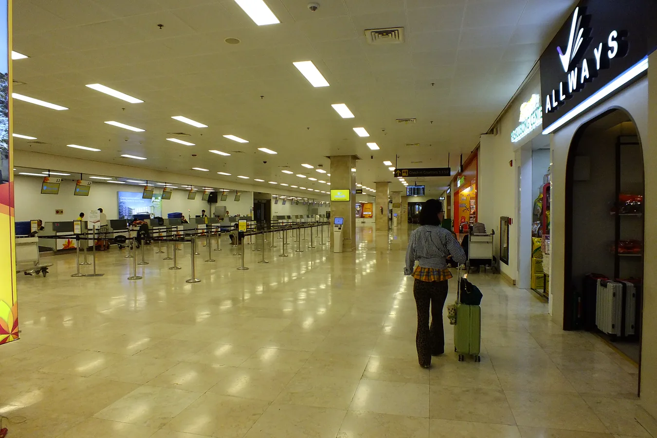 麦克坦-宿务国际机场候机区域的座位与店铺