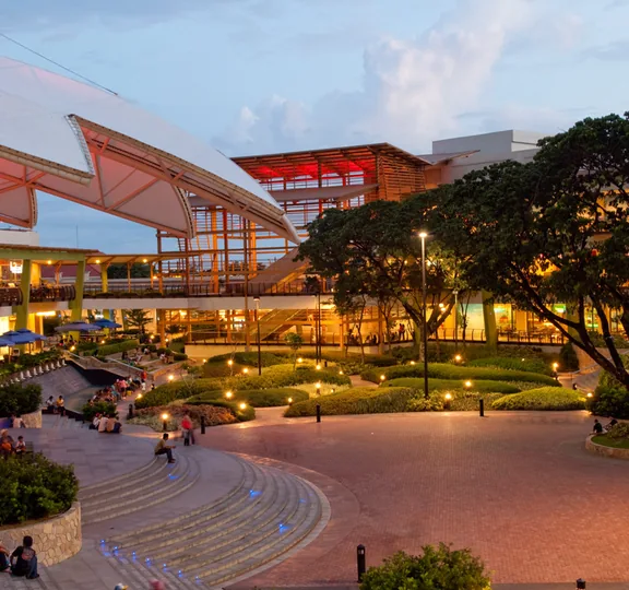 Ayala Center Cebu的户外庭院与休息区域