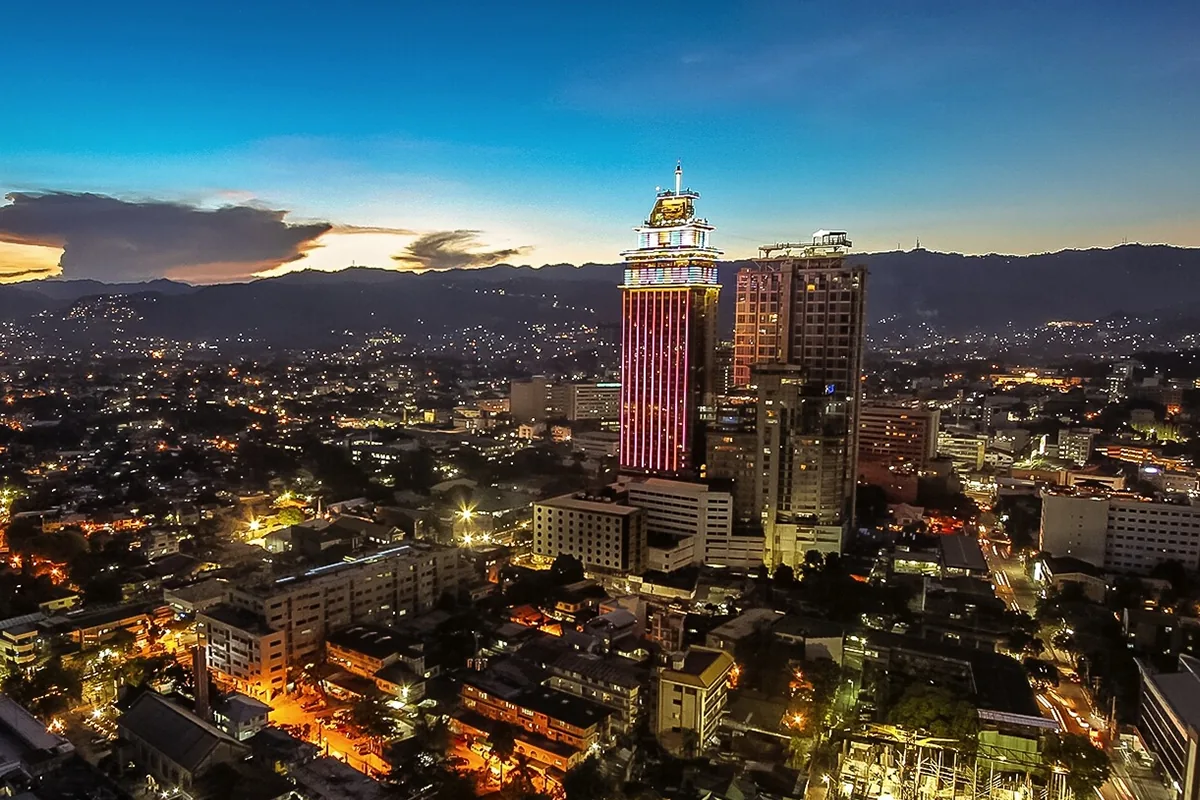 Crown Regency Hotel & Towers的外观,空中漫步体验位于这座酒店建筑内