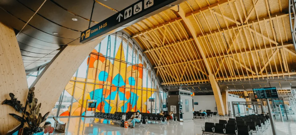 Terminal 2内的指示牌与航站楼空间,出发时按现场标识前往办理手续。