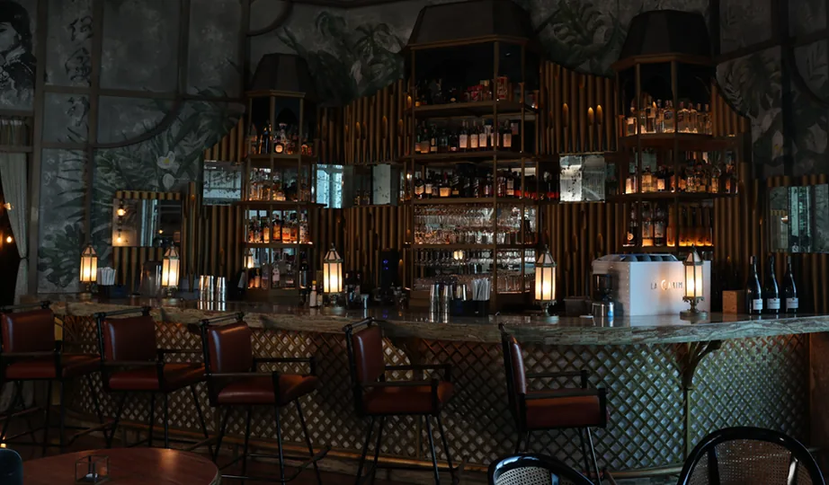 NUSTAR内Mott 32的吧台区域。