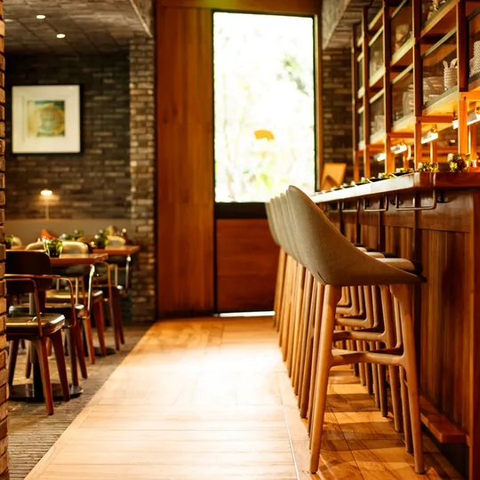 The Pig & Palm的室内用餐空间与吧台,可在订位时确认适合的座位